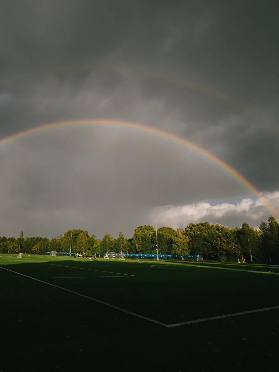 雨后天晴！切尔西官方晒图：科巴姆基地上空出现彩虹